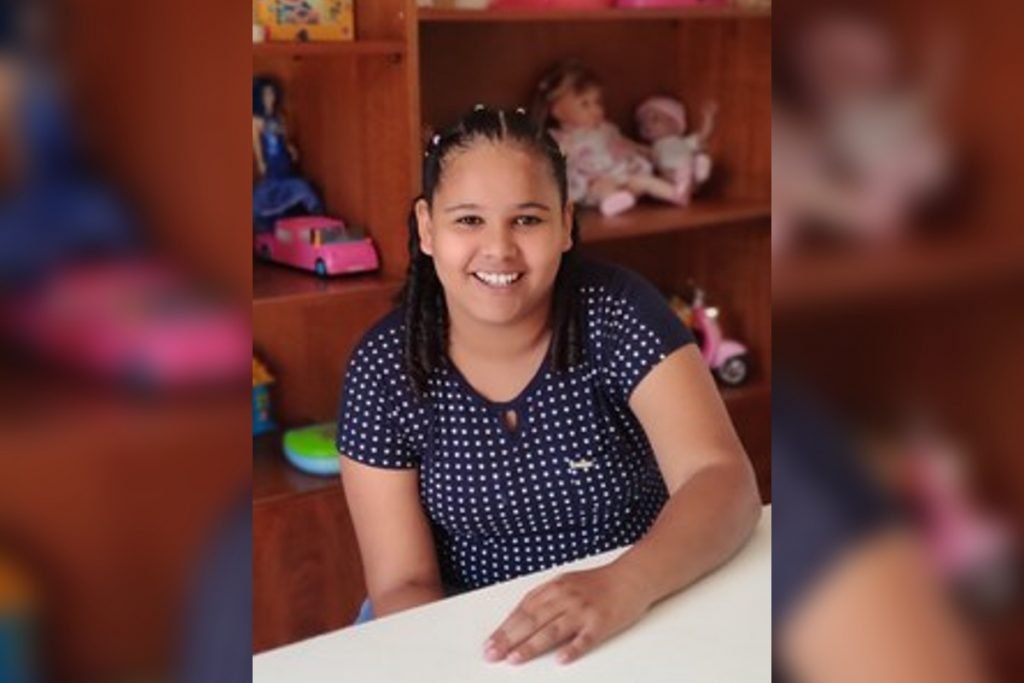 Menina de 10 anos é surpreendida no dia de sua adoção com todos os