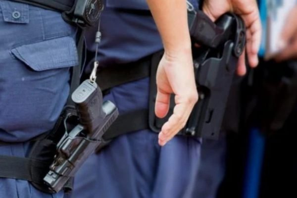 Polciais fardados com arma na cintura