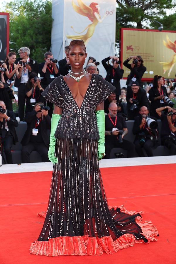 Na imagem com cor, mulher usa vestido elegante durante o Festival de Veneza 2022
