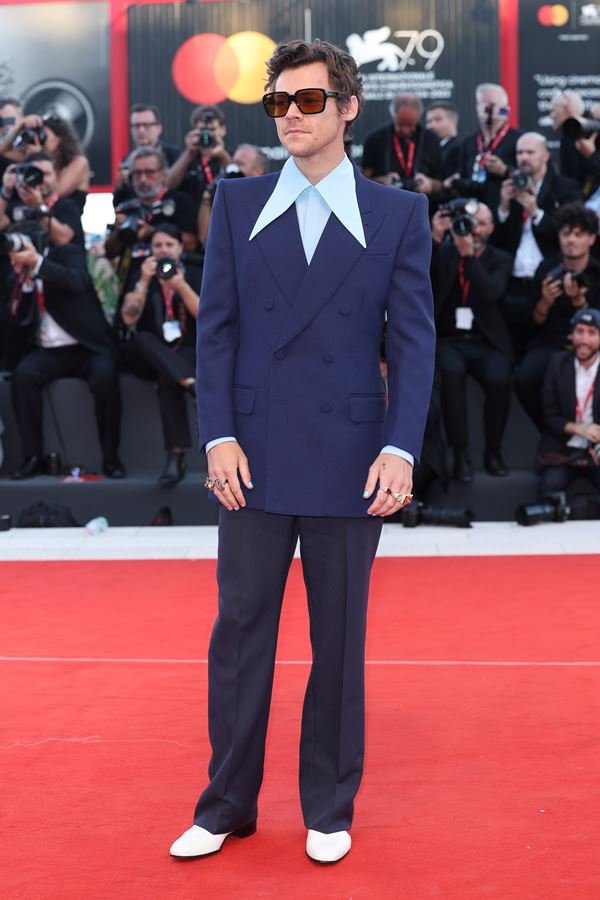 Na imagem com cor, blazers foram destaque no Festival de Veneza 2022