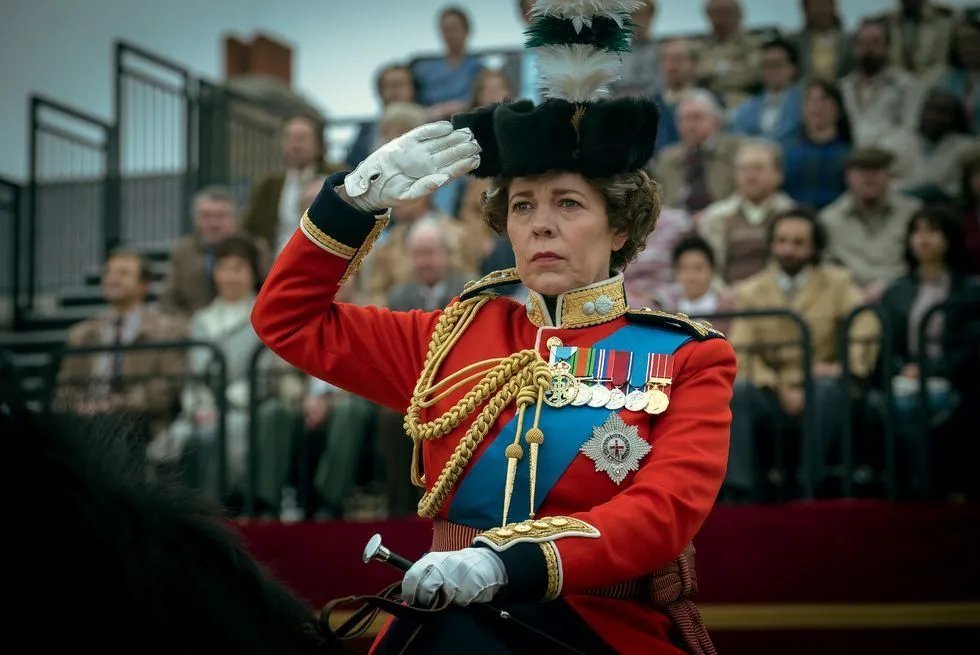 Imelda Staunton como rainha elizabeth