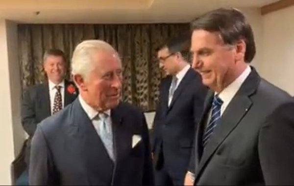 Presidente Jair Bolsonaro em encontro com o então príncipe Charles, novo rei da Inglaterra