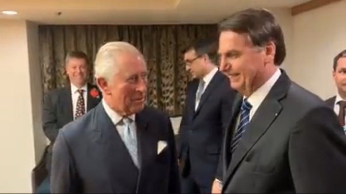 Presidente Jair Bolsonaro em encontro com o então príncipe Charles, novo rei da Inglaterra