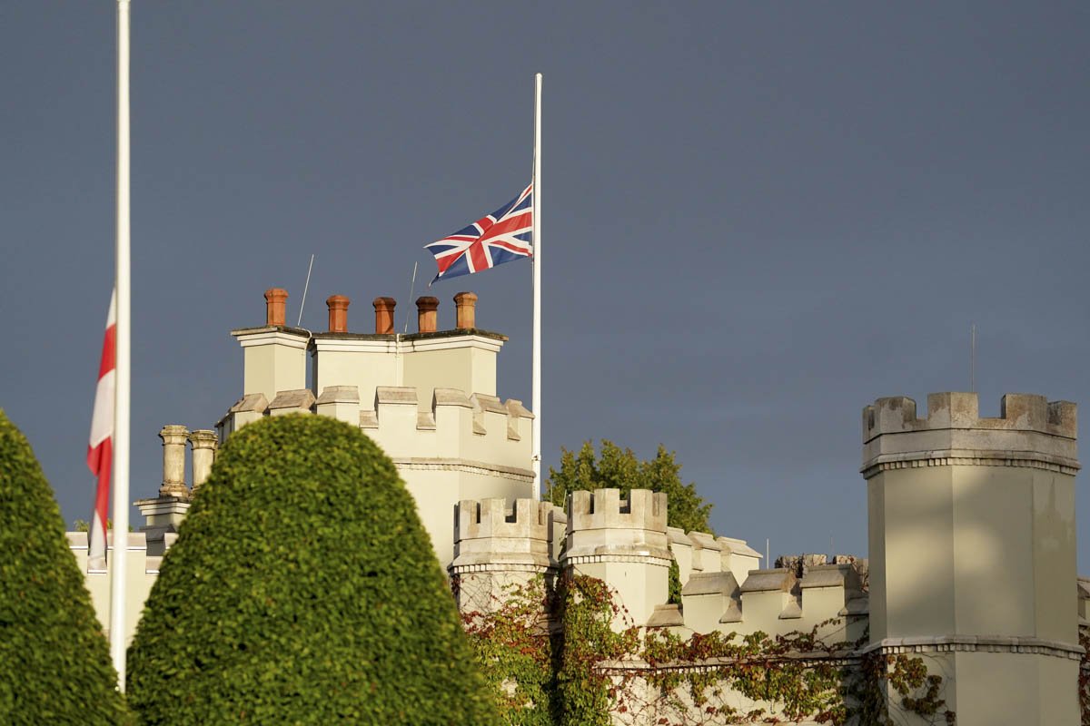 A bandeira da União acima da Wentworth House voa a meio mastro após o anúncio da morte da rainha Elizabeth II
