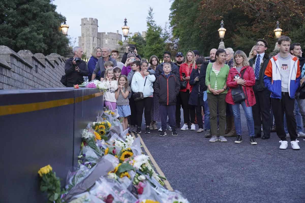 pessoas colocam flores do lado de fora do Castelo de Windsor, em Berkshire, após o anúncio da morte da rainha Elizabeth II