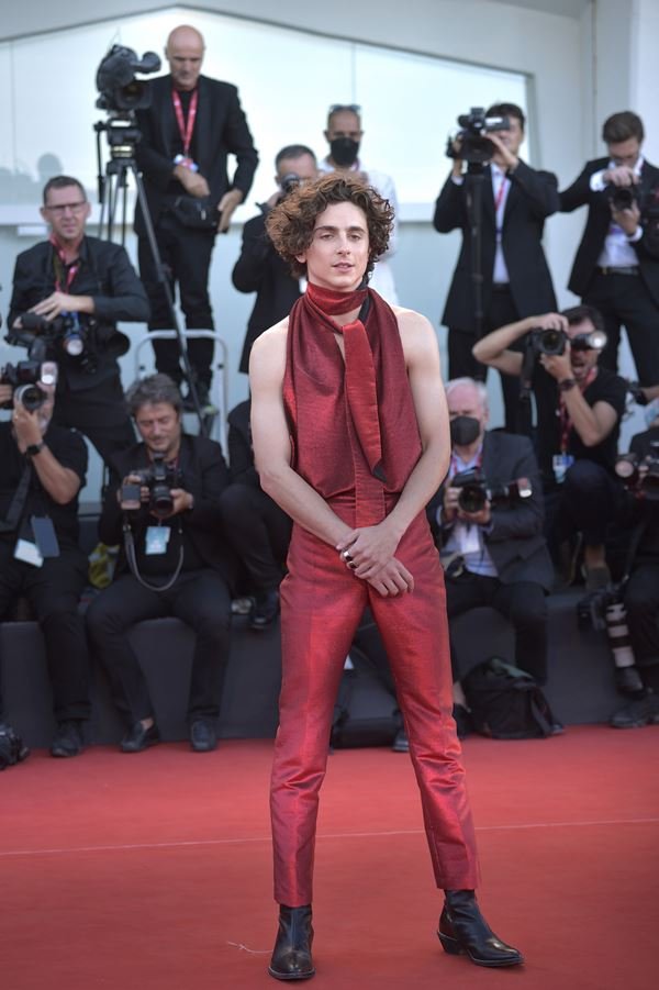 Na imagem com cor, homem usa look vermelho no Festival de Veneza 2022 