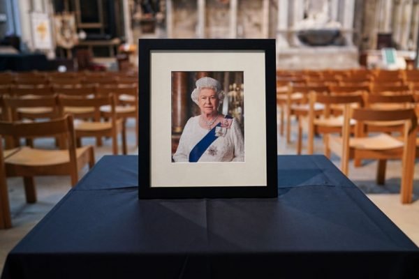 Retrato da rainha Elizabeth II em igreja na Inglaterra, após anúncio da morte