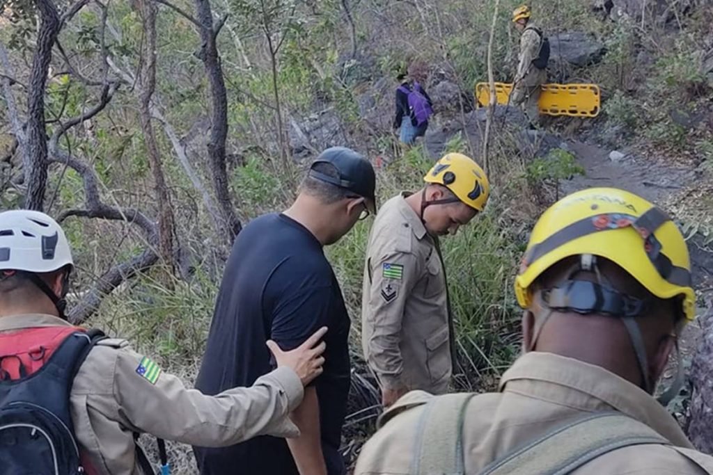Bombeiros acompanham homem que passou mal na Chapada dos Veadeiros, em Goiás