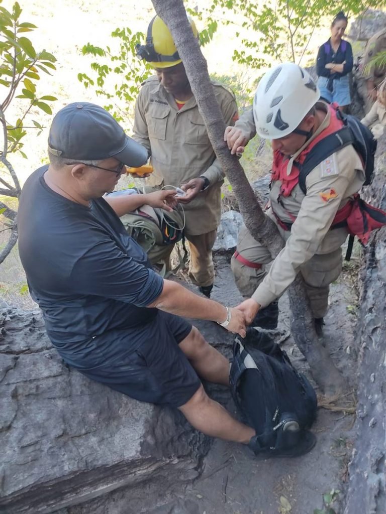 Corpo de Bombeiros afere pressão arterial de homem que passou mal na Chapada dos Veadeiros, Goiás