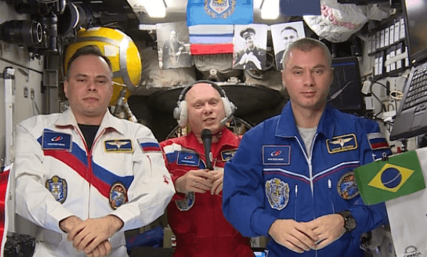 Cosmonautas russos celebram os 200 anos da Independência do Brasil