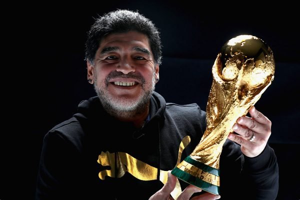 Imagem colorida de Maradona com a taça da Copa do Mundo