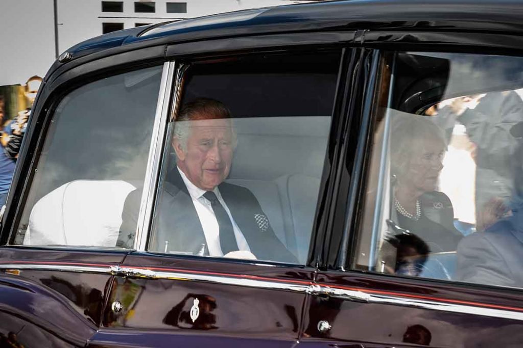 Rei Charles III e Camilla, Rainha Consorte deixam RAF Northolt depois de chegar de Aberdeen em 9 de setembro de 2022 em Ruislip, Reino Unido