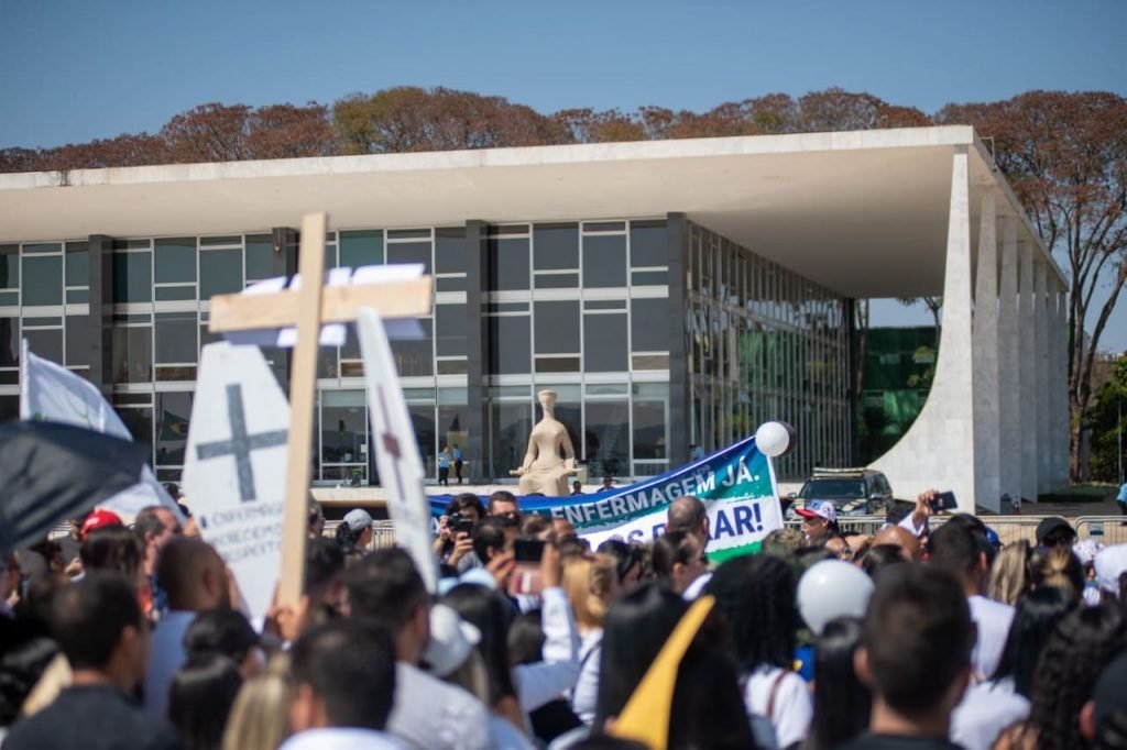 Enfermeiros reúnem-se na Praça dos Três Poderes