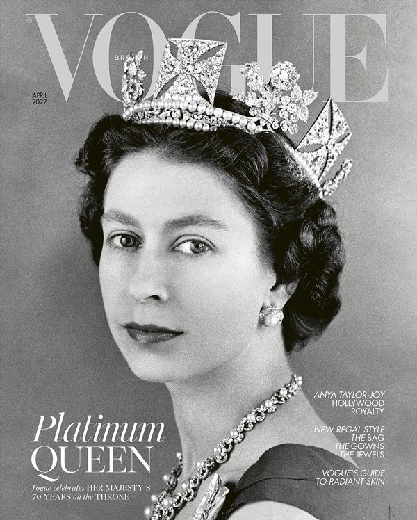Capa da revista Vogue do Reino Unido com fotografia da Rainha Elizabeth ainda jovem. Ela usa a coroa e joias como brincos de pérolas e um colar com pedras preciosas.