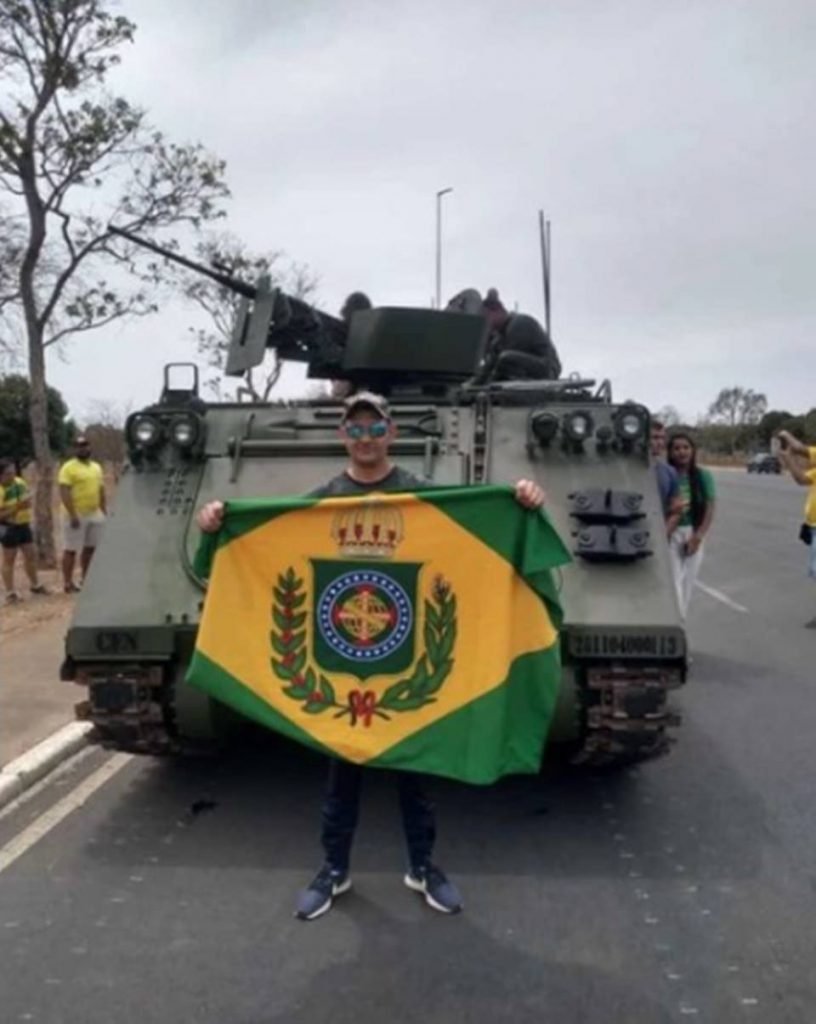 Homem com bandeira