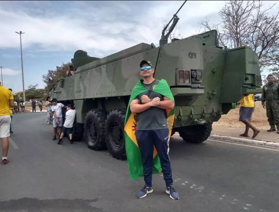 Homem com bandeira