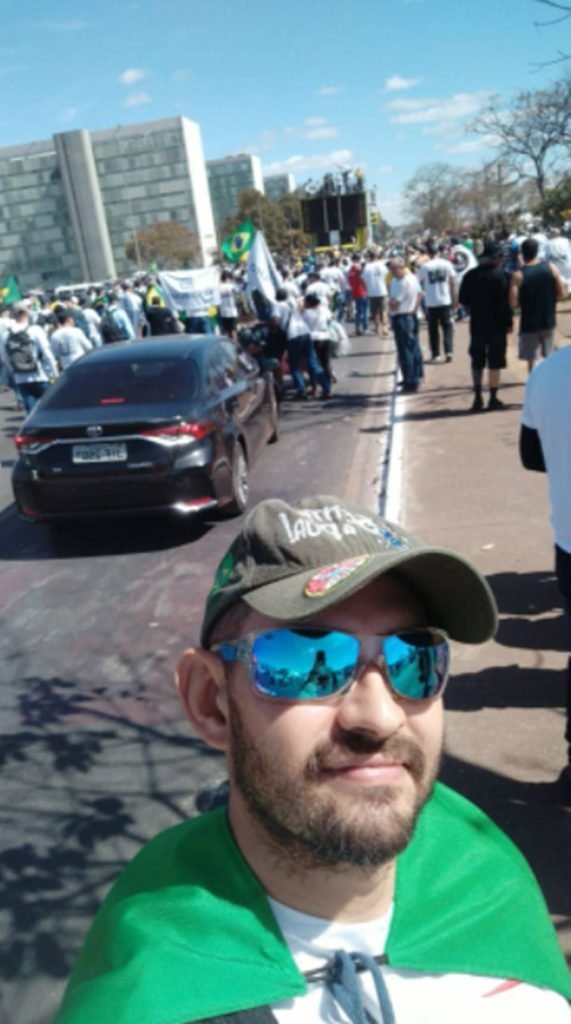 Homem com bandeira
