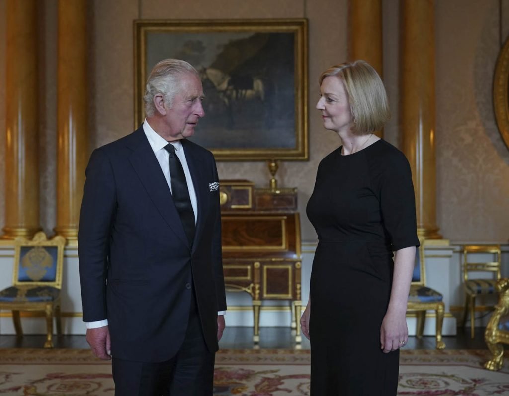 Rei Charles III durante sua primeira audiência com a primeira-ministra Liz Truss no Palácio de Buckingham, em Londres