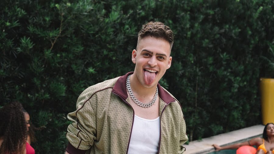 Influencer Jon Vlogs lança 'Blaze', faixa inspirada em jogos e apostas -  ISTOÉ Independente