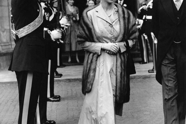 Na imagem com cor, rainha Elizabeth II era também reconhecida pelo seu estilo