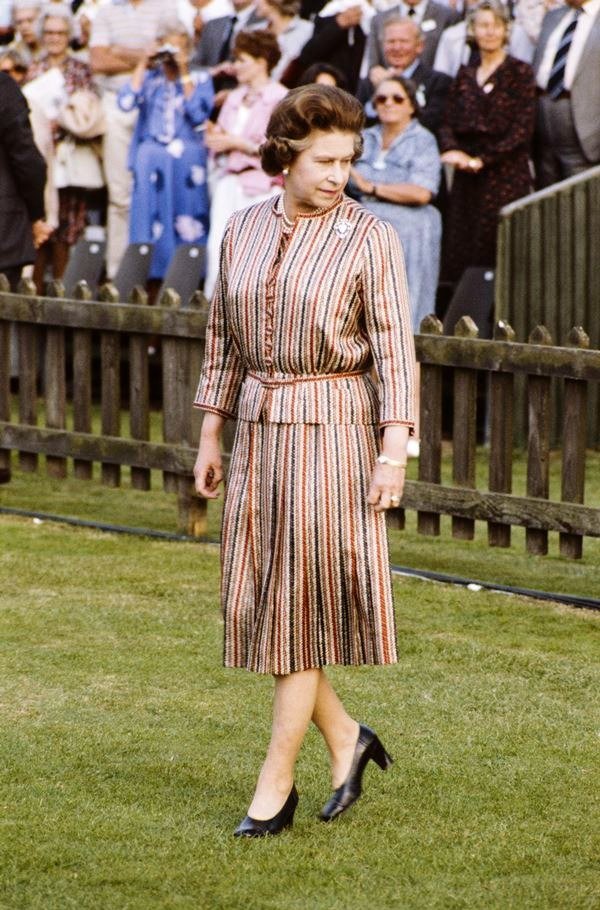 Na imagem com cor, rainha Elizabeth II era também reconhecida pelo seu estilo