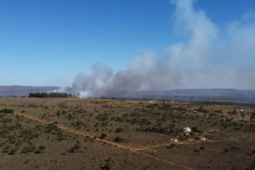 Fumaça de incêndio em lixão de Alto Paraíso de Goiás