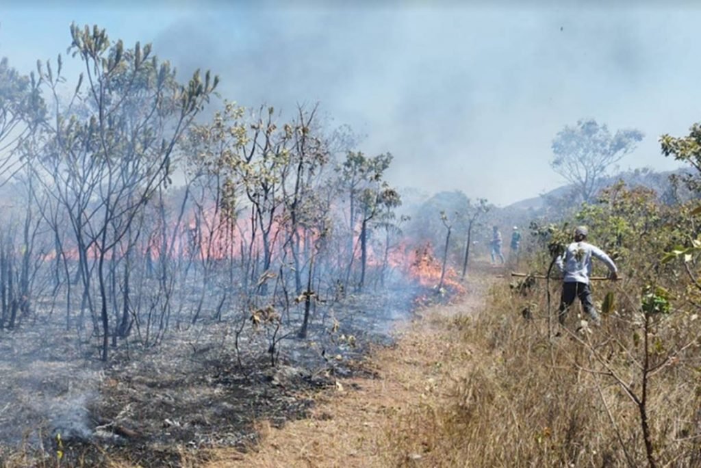 Moradores tentam apagar incêndio em lixão de Alto Paraíso de Goiás, na Chapada dos Veadeiros