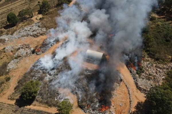 População está preocupada com incêndio em lixão de Alto Paraíso de Goiás