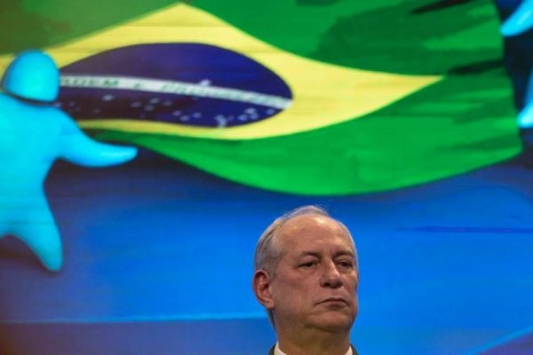 Criticado por Tico Santa Cruz Ciro Gomes volta a atacar o PT