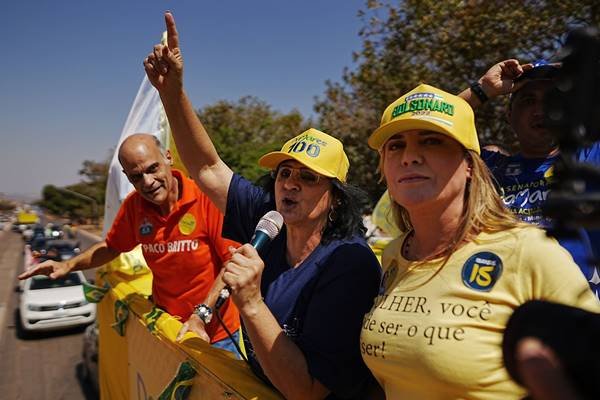 Com Celina e Paco Britto, Damares faz carreata no DF: “Sem maracutaia”