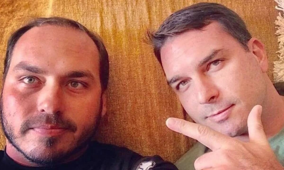 Imagem colorida de Carlos Bolsonaro e Flávio Bolsonaro - Metrópoles