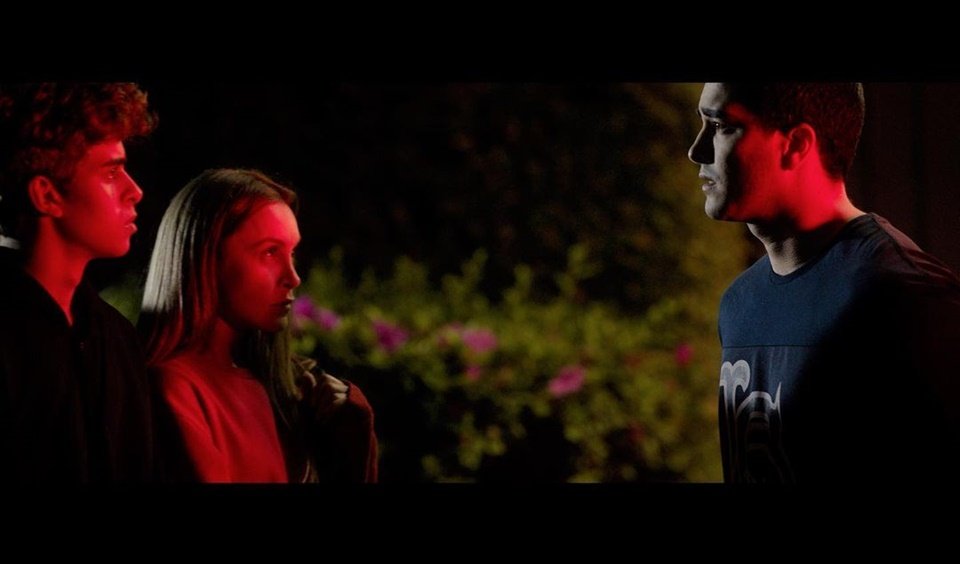 Imagem colorida do filme A Menina Que Matou os Pais