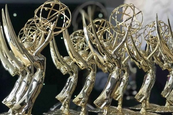 Foto colorida de troféus do Emmy Awars, maior prêmio da televisão mundial - Metrópoles
