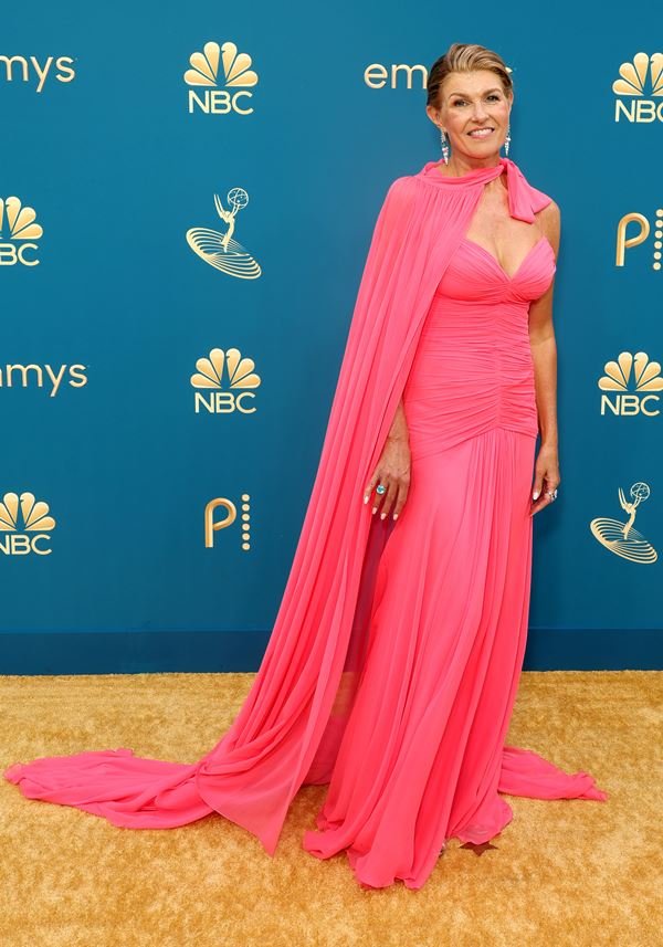 Na imagem com cor, tapete dourado do Emmy Awards 2022