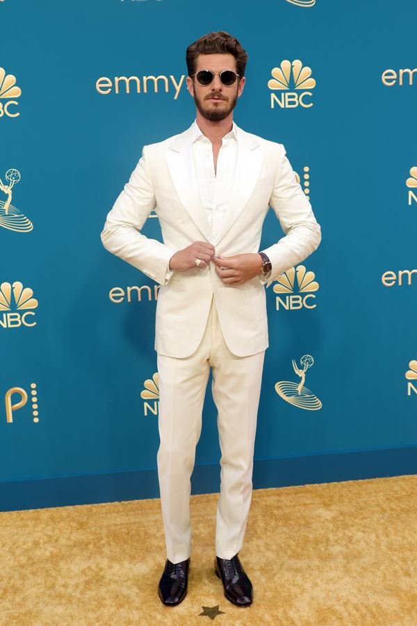 Na imagem com cor, tapete dourado do Emmy Awards 2022