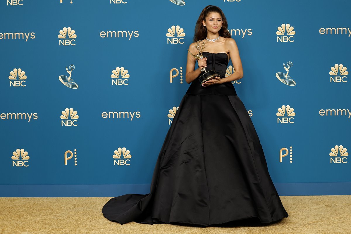 Na imagem com cor, Zendaya usa look preto no Emmy Awards