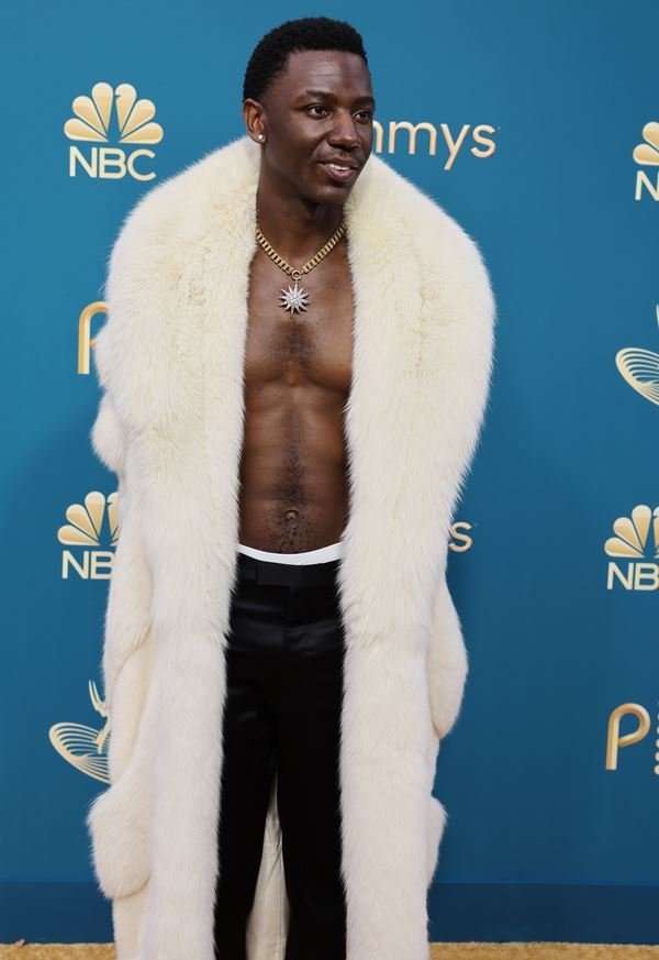 Na imagem com cor, tapete dourado do Emmy Awards 2022