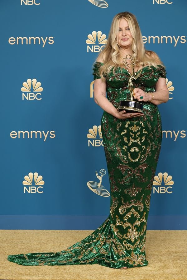 Na imagem com cor, tapete dourado do Emmy Awards 2022