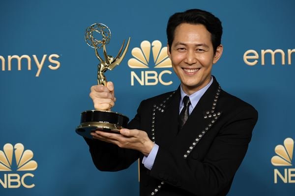 Na imagem com cor, tapete dourado do Emmy Awards 2022