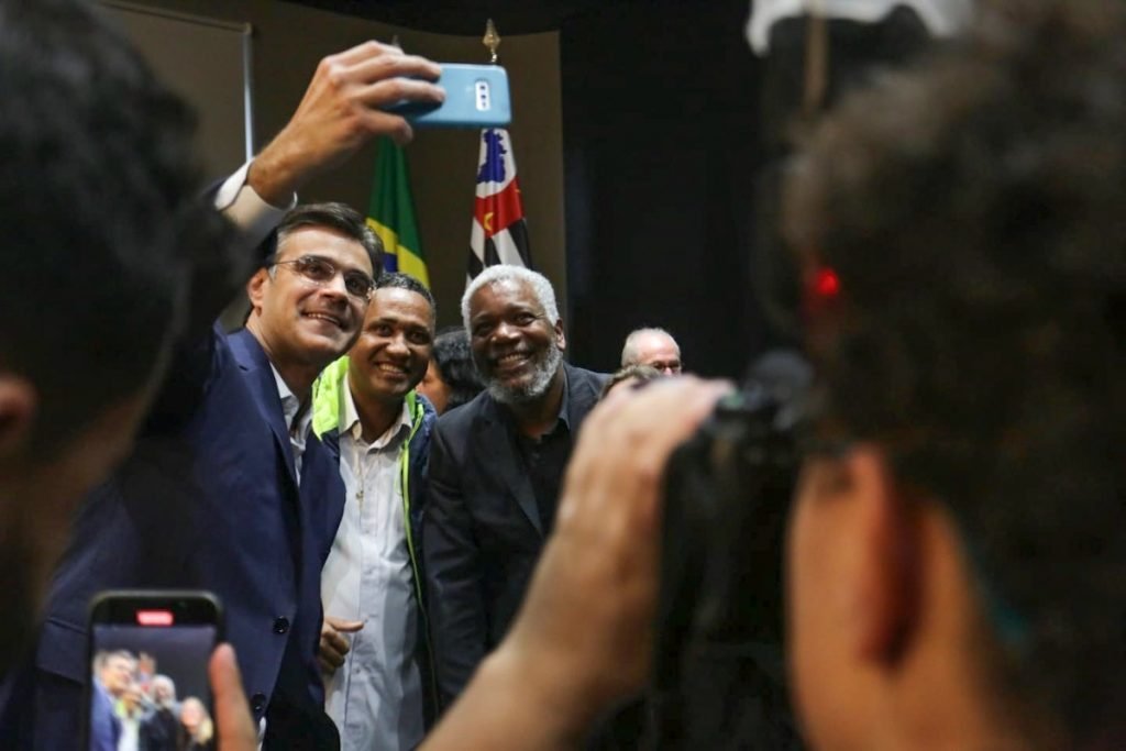 Governador Rodrigo Garcia em evento para assinar termo de combate ao racismo