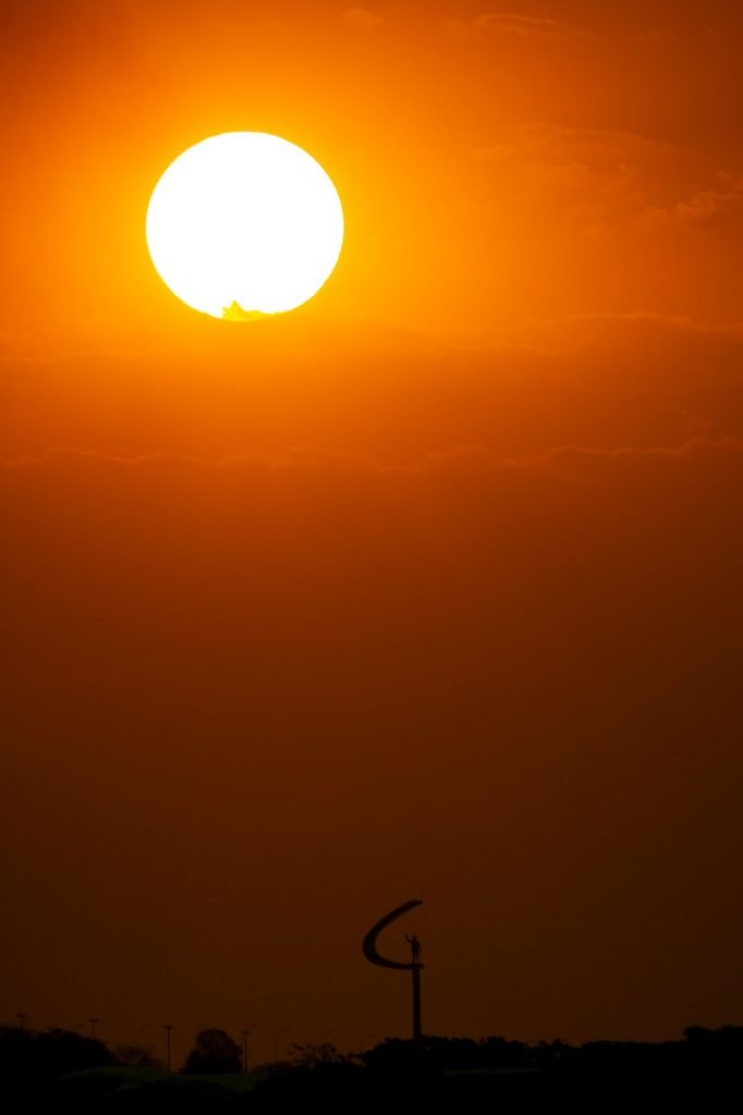 por do sol proximo ao memorial JK dia quente e muito seco