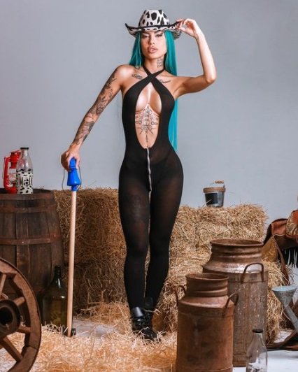 Tati Zaqui faz procedimentos no rosto para A Fazenda (Divulgação)