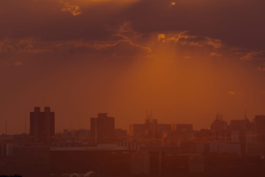 Foto colorida mostra horizonte avermelhado no fim do dia - Metrópoles