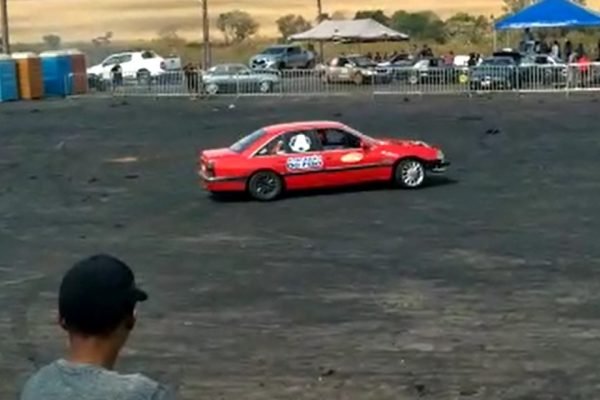 carro vermelho em arena