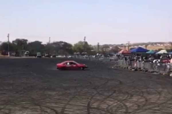 carro vermelho perto de grade