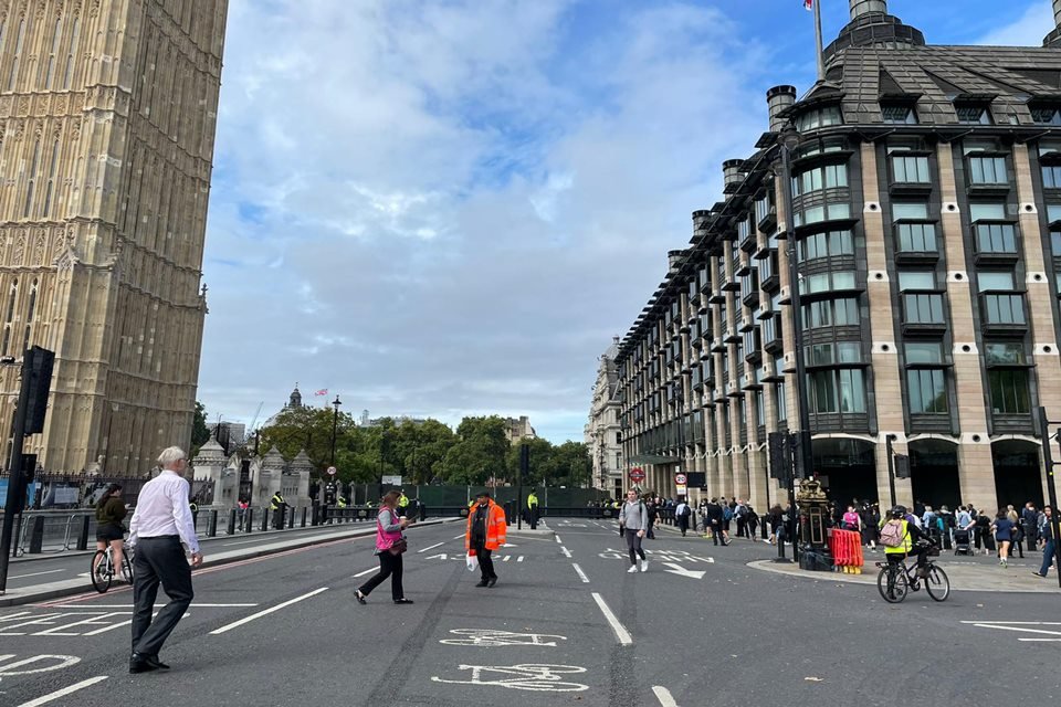 Rua próxima ao Palácio de Westminster, onde será encerrado cortejo fúnebre da rainha Elizabeth II