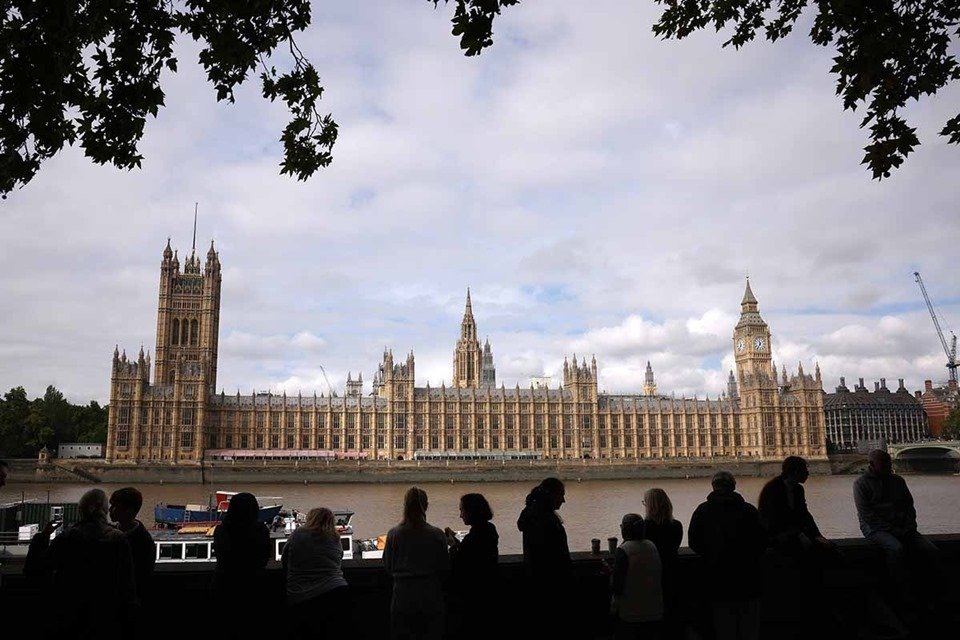 Bem-intencionados estão na fila para o Estado Deitado da Rainha Elizabeth II pelo rio Tamisa em frente às casas do Parlamento em 14 de setembro de 2022 em Londres, Inglaterra. O caixão da rainha Elizabeth II é levado em procissão em uma carruagem da tropa real de artilharia do rei, do Palácio de Buckingham ao Westminster Hall, onde ela ficará em estado até o início da manhã de seu funeral. A rainha Elizabeth II morreu no Castelo de Balmoral, na Escócia, em 8 de setembro de 2022, e é sucedida por seu filho mais velho, o rei Carlos III.