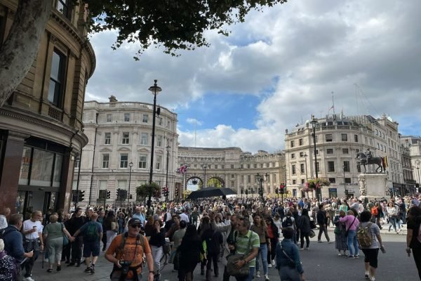 Pessoas em Trafalgar Square, praça de Londres próxima ao Palácio de Westminster