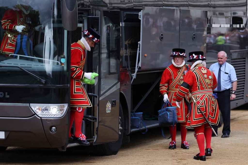 Yeomen Warders chegando na rua St. Margaret antes da procissão para o Estado Deitado da Rainha Elizabeth II