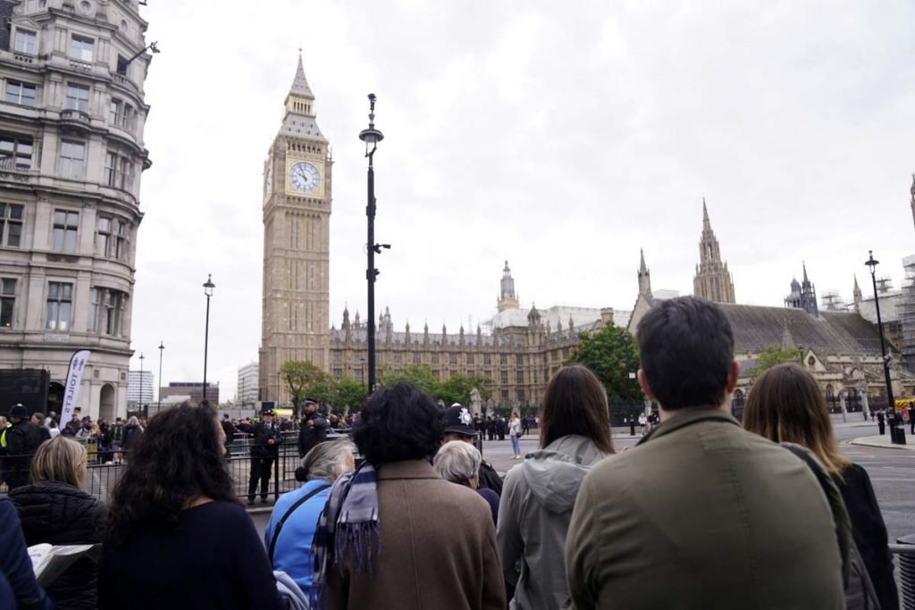 Membros do público em Westminster, centro de Londres